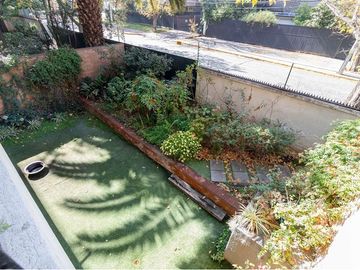 Duplex con Jardín en Vitacura, 5 Dormitorios,.