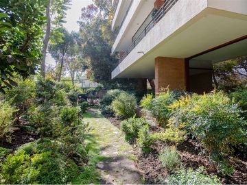 Duplex con Jardín en Vitacura, 5 Dormitorios,.