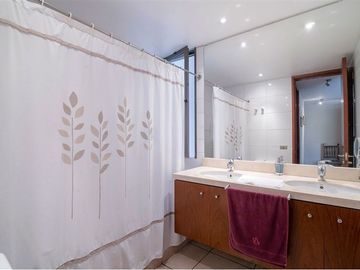 Duplex con Jardín en Vitacura, 5 Dormitorios,.