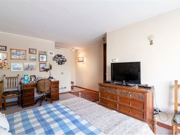 Duplex con Jardín en Vitacura, 5 Dormitorios,.