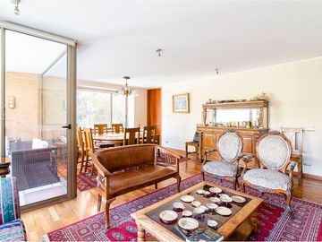 Duplex con Jardín en Vitacura, 5 Dormitorios,.