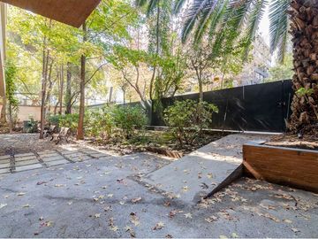Duplex con Jardín en Vitacura, 5 Dormitorios,.