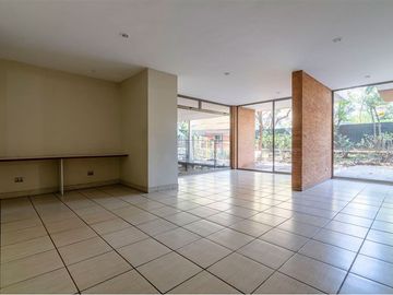 Duplex con Jardín en Vitacura, 5 Dormitorios,.