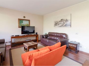 Duplex con Jardín en Vitacura, 5 Dormitorios,.
