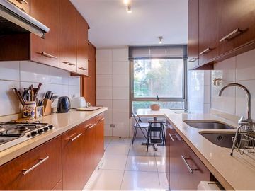 Duplex con Jardín en Vitacura, 5 Dormitorios,.