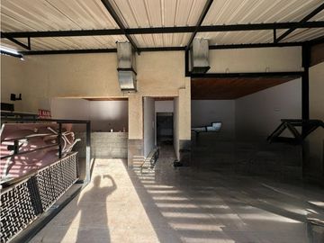 LOCAL MEDIANERO AMPLIO EN VENTA PARA ESTRENAR EN EL CENTRO DE YUMBO