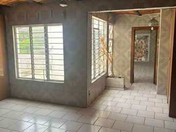 Se Vende Casa en Jardines del Country  para remodelar.