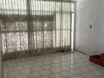Se Vende Casa en Jardines del Country  para remodelar.