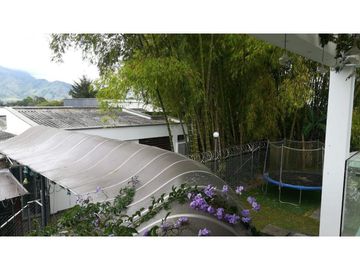 SE VENDE HERMOSA Y AMPLIA CASA CAMPESTRE EN ARMENIA