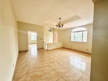 Casa en venta o alquiler en Villa del Lago, Las cumbres (YM)