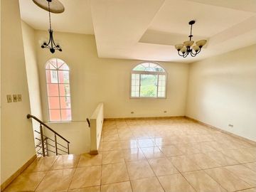 Casa en venta o alquiler en Villa del Lago, Las cumbres (YM)