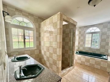 Casa en venta o alquiler en Villa del Lago, Las cumbres (YM)