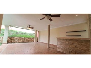 HERMOSA CASA CENTRICA CON PATIO GRANDE EN BRISAS DEL GOLF YL