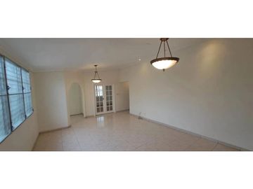 HERMOSA CASA CENTRICA CON PATIO GRANDE EN BRISAS DEL GOLF YL