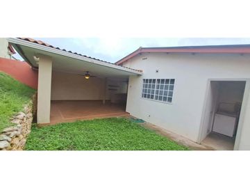 HERMOSA CASA CENTRICA CON PATIO GRANDE EN BRISAS DEL GOLF YL