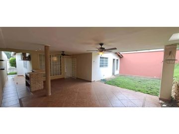 HERMOSA CASA CENTRICA CON PATIO GRANDE EN BRISAS DEL GOLF YL