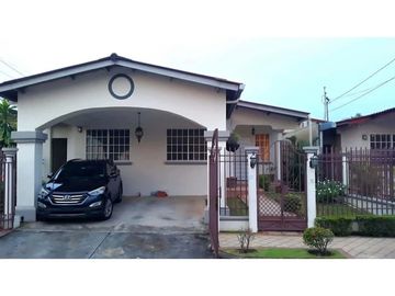HERMOSA CASA CENTRICA CON PATIO GRANDE EN BRISAS DEL GOLF YL