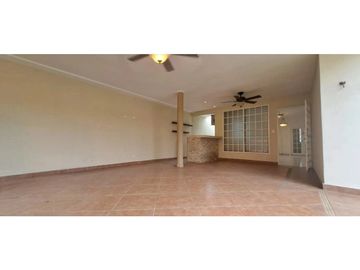 HERMOSA CASA CENTRICA CON PATIO GRANDE EN BRISAS DEL GOLF YL