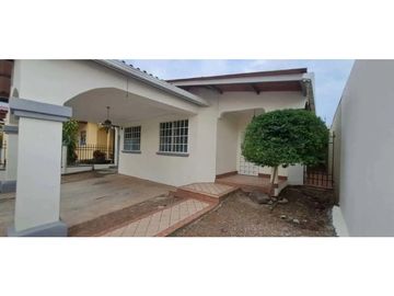 HERMOSA CASA CENTRICA CON PATIO GRANDE EN BRISAS DEL GOLF YL