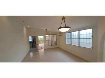 HERMOSA CASA CENTRICA CON PATIO GRANDE EN BRISAS DEL GOLF YL