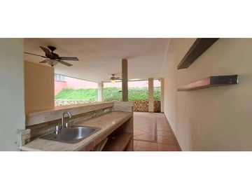 HERMOSA CASA CENTRICA CON PATIO GRANDE EN BRISAS DEL GOLF YL