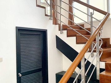 4 Bed 325 SQ.M House for Sale in Phatthanakarn