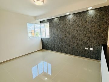 Oportunidad: Casa en venta con 4 habitaciones, 1 en PB y amplio Roof Garden