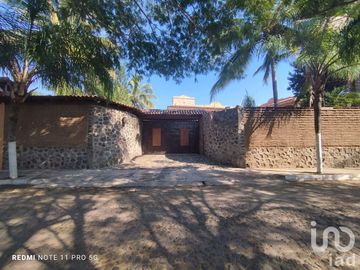 Casa de Campestre en venta, con terraza y alberca con detalles típico estilo mexicano, Comala, Col.