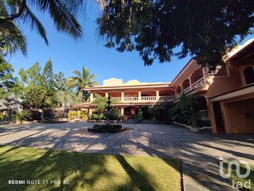Casa de Campestre en venta, con terraza y alberca con detalles típico estilo mexicano, Comala, Col.