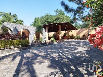 Casa de Campestre en venta, con terraza y alberca con detalles típico estilo mexicano, Comala, Col.