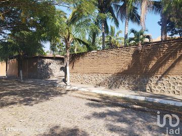 Casa de Campestre en venta, con terraza y alberca con detalles típico estilo mexicano, Comala, Col.