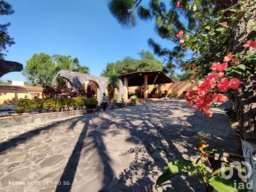 Casa de Campestre en venta, con terraza y alberca con detalles típico estilo mexicano, Comala, Col.