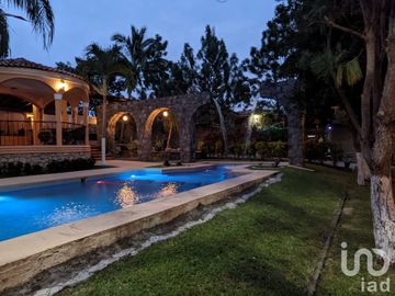 Casa de Campestre en venta, con terraza y alberca con detalles típico estilo mexicano, Comala, Col.