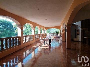 Casa de Campestre en venta, con terraza y alberca con detalles típico estilo mexicano, Comala, Col.
