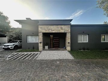 VENTA DE CASA 4 AMBIENTES - EN BARRIO  LOS OLIVOS