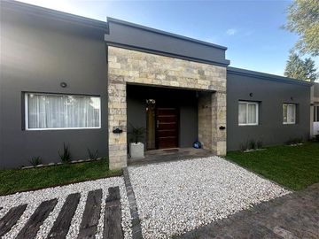 VENTA DE CASA 4 AMBIENTES - EN BARRIO  LOS OLIVOS