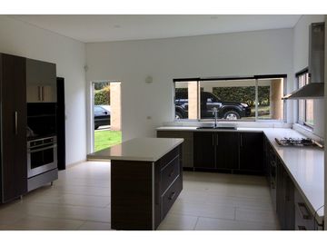 VENDO ESPECTACULAR CASA CONDOMINIO RENANIA