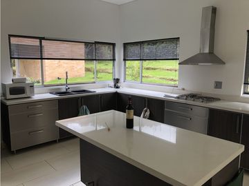 VENDO ESPECTACULAR CASA CONDOMINIO RENANIA