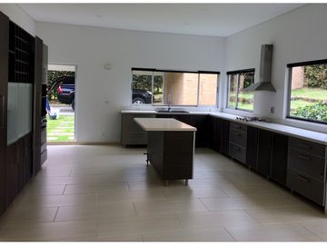 VENDO ESPECTACULAR CASA CONDOMINIO RENANIA