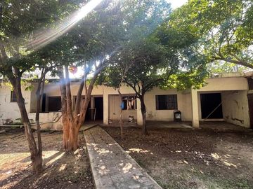 Barrio III, Casa en esquina, amplio terreno, oportunidad de ampliación.