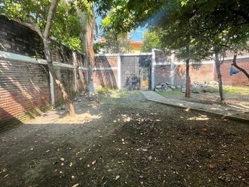 Barrio III, Casa en esquina, amplio terreno, oportunidad de ampliación.