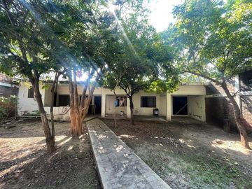 Barrio III, Casa en esquina, amplio terreno, oportunidad de ampliación.