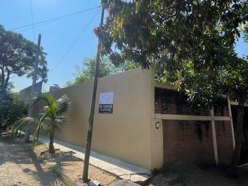 Barrio III, Casa en esquina, amplio terreno, oportunidad de ampliación.