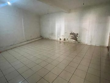 Barrio III, Casa en esquina, amplio terreno, oportunidad de ampliación.