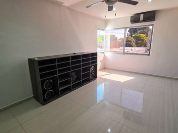 CASA RESIDENCIAL EN VENTA, AMPLIO TERRENO. CARMEN, CAMPECHE