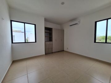 En venta casa de 4 recámaras en privada zona de Conkal