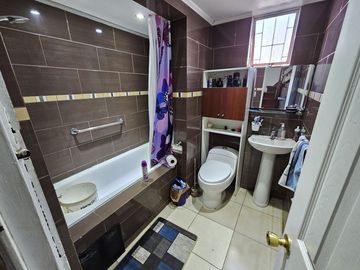 Oportunidad / Amplia Casa / Centro de Lampa / 5D+1B