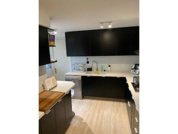 Amplio departamento con jardín privado en Vitacura