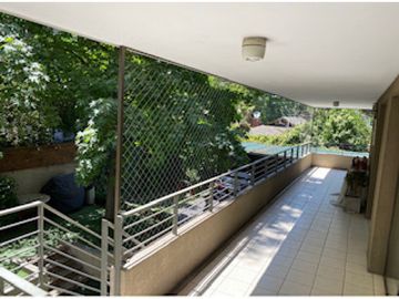 Amplio departamento con jardín privado en Vitacura