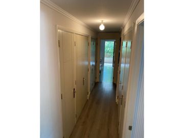 Amplio departamento con jardín privado en Vitacura